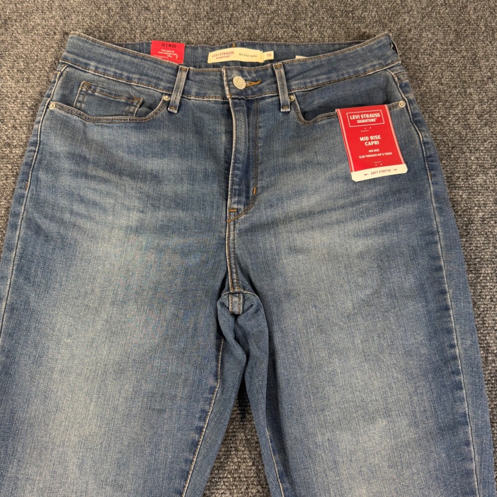 Levi Strauss Signature Womens Mid Rise Capri Jeans Size 10 W30 Medium Wash New